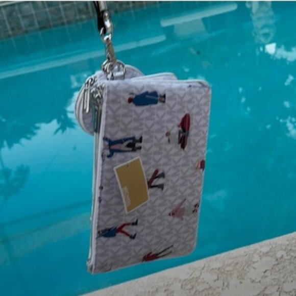 Michael Kors Jet Set Girls Wristlet Trio - Picture 4 of 15